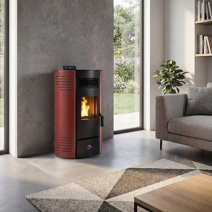 Sannover Pelletofen Azora 15,1 kW Bordeaux -  - Roter Pelletofen mit sichtbaren Flammen, der ein modernes Wohnzimmer beheizt.