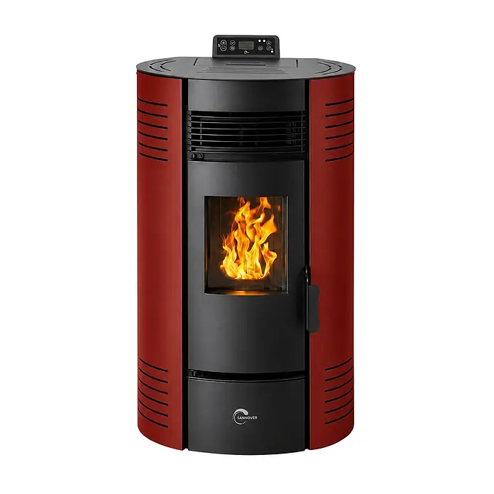 Sannover Pelletofen Azora 15,1 kW Bordeaux -  - Rot-schwarzer Pelletofen mit lodernder Flamme hinter der Glastür und Bedienfeld oben.