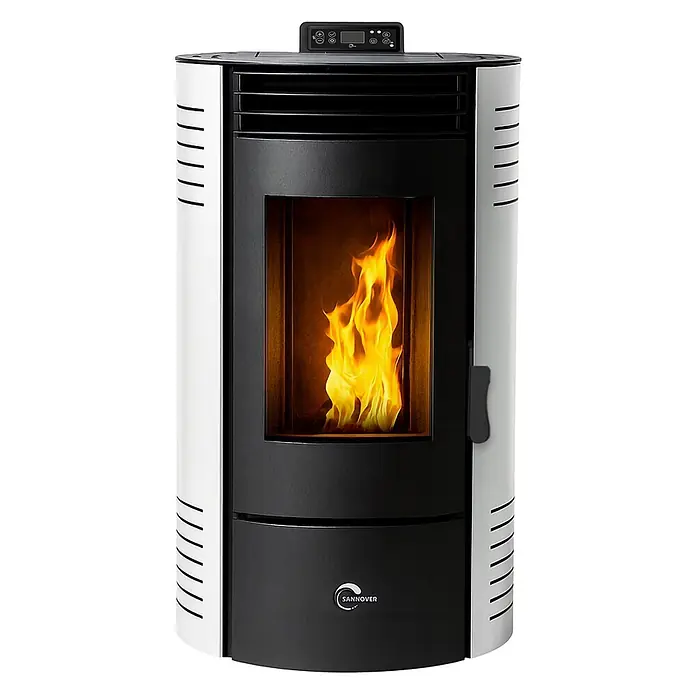 Sannover Pelletofen Azora 11,6 kW Weiß -  - Weiß-schwarzer Pelletofen mit schwarzem Bedienfeld oben und sichtbarer Flamme durch die Glastür.