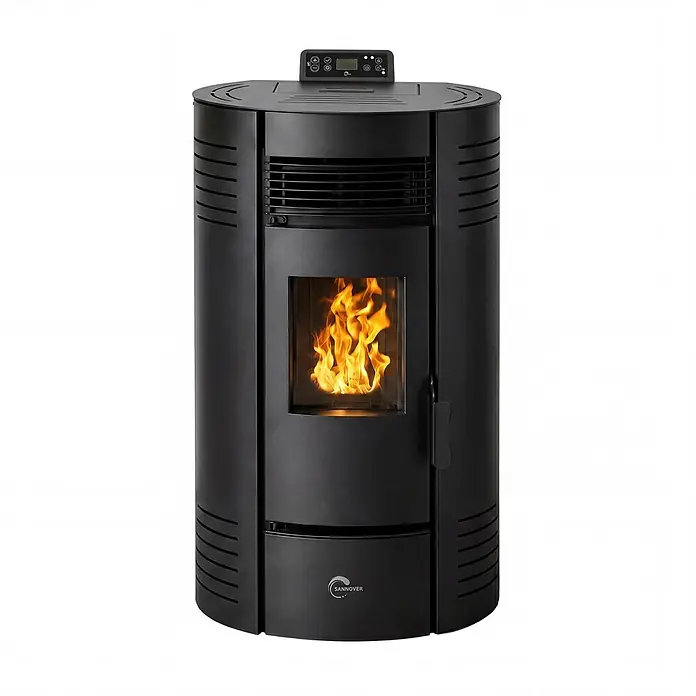 Sannover Pelletofen Azora 15,1 kW Schwarz -  - Schwarzer Sanover Pelletofen mit sichtbarer Flamme durch die Glastür und Bedienfeld oben.