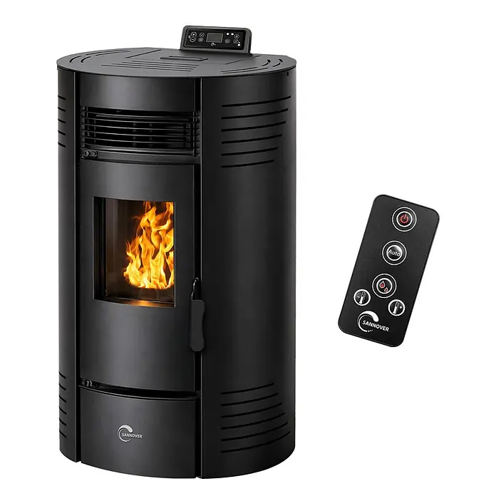 Sannover Pelletofen Azora 15,1 kW Schwarz -  - Schwarzer Metall-Pelletofen mit sichtbarer Flamme durch die Glastür und einer Fernbedienung.