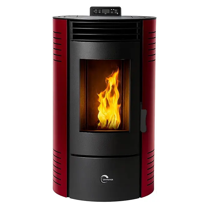 Sannover Pelletofen Azora 11,6 kW Bordeaux -  - Roter und schwarzer Pelletofen mit sichtbarer Flamme durch die Frontscheibe und digitalem Bedienfeld oben.