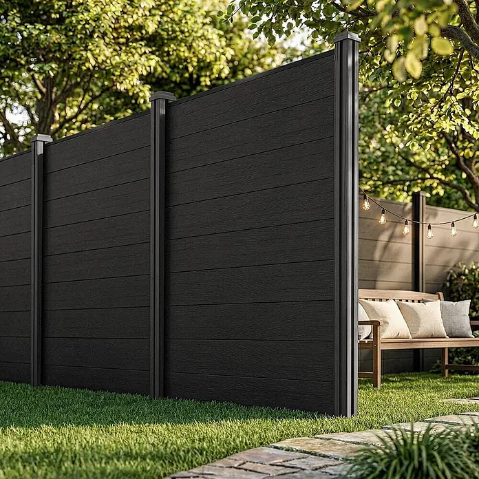 3er Set - 3 WPC Sichtschutzzaunelement - Anthrazit + 4 WPC Pfosten -  - Dunkelgrauer WPC-Sichtschutzzaun mit horizontalen Paneelen im Garten, der Privatsphäre bietet.
