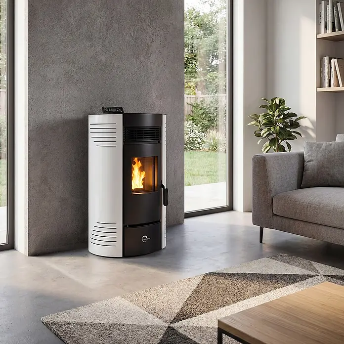 Sannover Pelletofen Azora 15,1 kW Weiß -  - Weiß-schwarzer Pelletofen mit brennendem Feuer, in einem modernen Wohnzimmer mit großen Fenstern und grauem Sofa.
