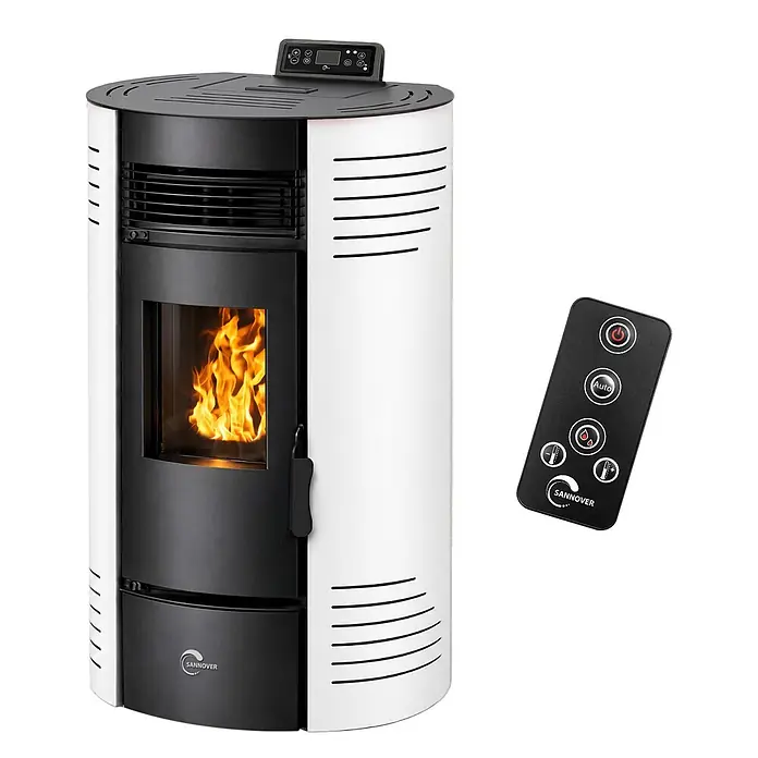 Sannover Pelletofen Azora 15,1 kW Weiß -  - Weißer und schwarzer Sannover Pelletofen mit sichtbaren Flammen durch die Glastür, dazu eine schwarze Fernbedienung.