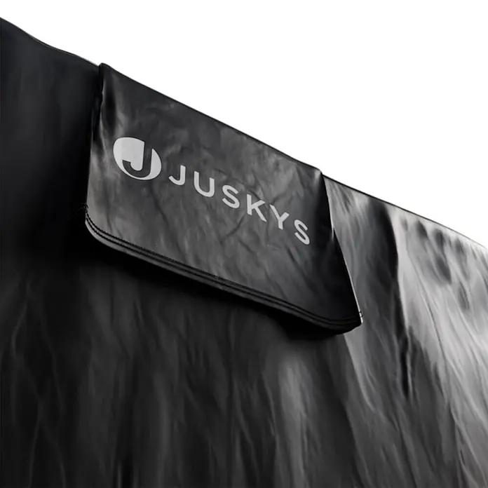 Gartenmöbel Abdeckplane CoverSafe Pro 160 x 100 x 75 cm -  - Schwarzer JUSKYS Abdeckstoff mit weißem Logo.