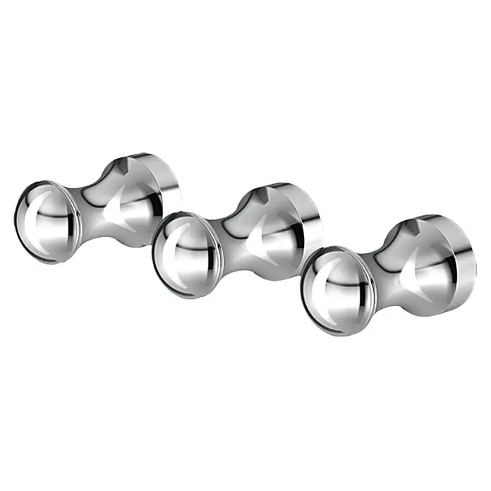 Lenz Flame Handtuchhaken - Klein, Chrom - Nahaufnahme von drei glänzenden, silbernen Handtuchhaken mit einem einzigartigen, modernen Design.