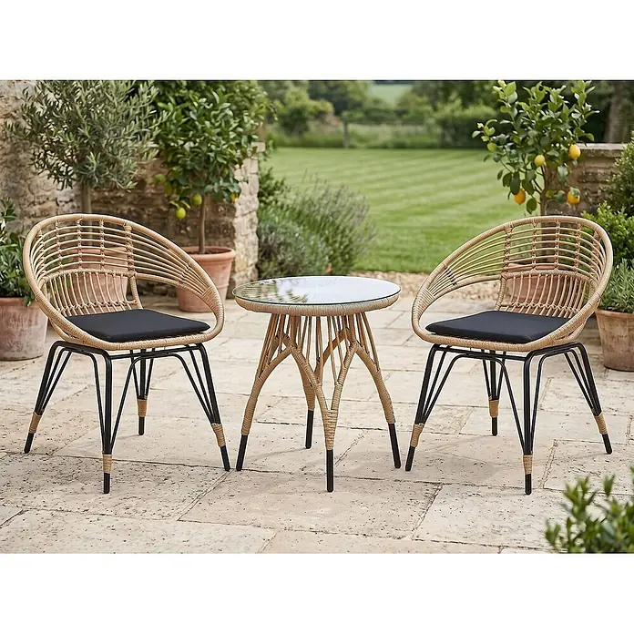 5-tlg Bistro Set PELLARO in Naturfarben/Beige/Schwarz -  - Outdoor-Bistro-Set aus Rattan mit zwei Stühlen und Glastisch auf einer Terrasse. Mit schwarzen Metallbeinen und Kissen.
