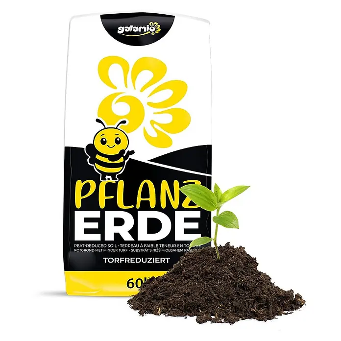 Pflanzerde torfreduziert 60l -  - Sack torfreduzierte Pflanzerde mit Bienen- und Blumendesign, daneben ein Erdhaufen mit kleiner Pflanze.