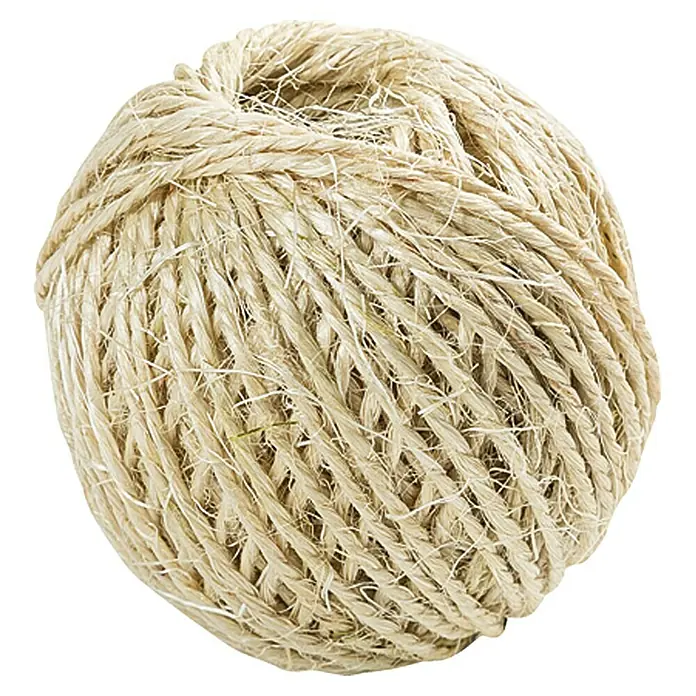Seil - 50 m, Sisal - Nahaufnahme eines Balls aus Jute-Bindfaden. Der Juteknäuel ist hellbraun und hat eine raue Textur, ideal zum Verpacken oder Basteln.