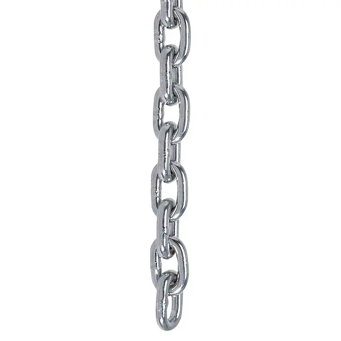 Ankerkette Meterware - 6 mm, Kettengröße: 20 x 18,5 mm, Edelstahl - Nahaufnahme einer glänzenden, silberfarbenen Metallkette vor einem sauberen, weißen Hintergrund. Die Kette hängt vertikal und ist gut ausgeleuchtet.