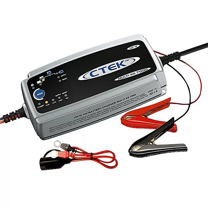 CTEK Equipo cargador automático MXS - Corriente de carga: 7,2 A, Capacidad: 14 Ah - 150 Ah - Cargador de batería CTEK Multi XS 7000, plateado y negro, con pinzas y terminales de anillo de batería rojos y negros.