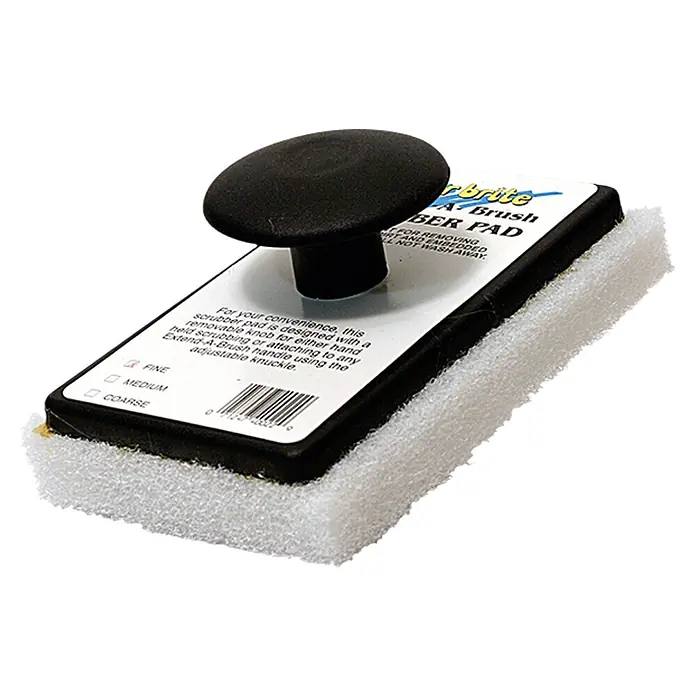 Star brite Handschrubber-Pad - Fein, Weiß - Detailaufnahme eines weißen Schrubberpads mit schwarzem Griff, ideal für Reinigungsarbeiten, mit Text auf der Oberseite.