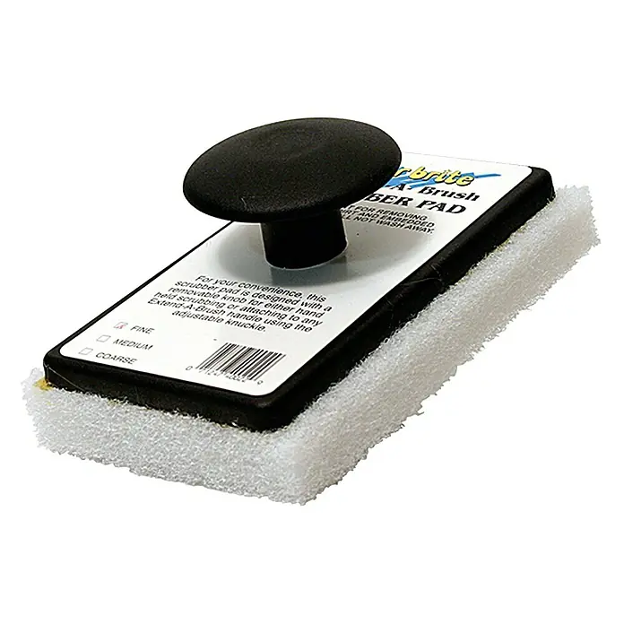 Star brite Handschrubber-Pad - Fein, Weiß - Detailaufnahme eines weißen Schrubberpads mit schwarzem Griff, ideal für Reinigungsarbeiten, mit Text auf der Oberseite.