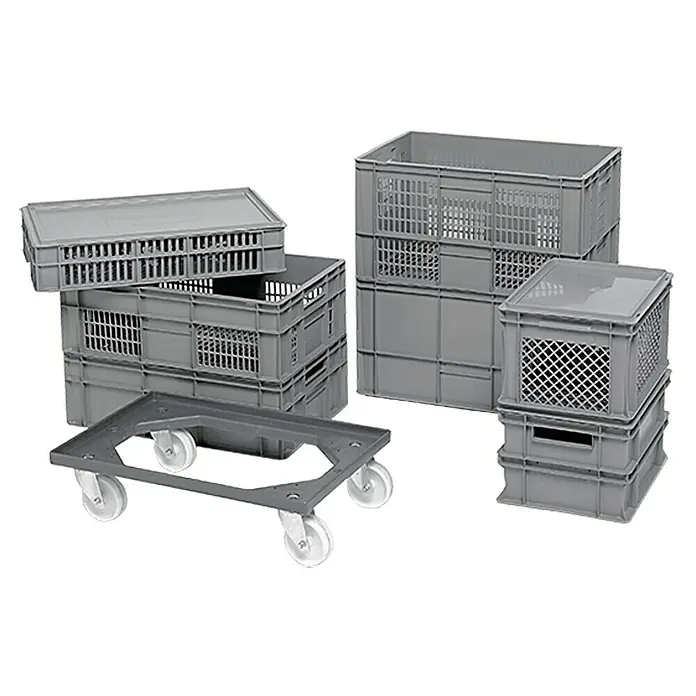 BAUHAUS Caja Euro - 40 l, L x An x Al: 60 x 40 x 20 cm, Cerrada, Gris - La imagen muestra un primer plano de un grupo de contenedores de plástico gris y un carro, típicamente utilizados para almacenamiento y transporte.