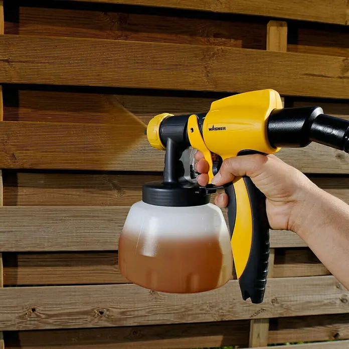 Wagner Sprühaufsatz Wood & Metal EXTRA Large - Geeignet für: Dünnflüssige lösemittel- & wasserbasierte Materialien - Die Wagner Farbspritzpistole im Einsatz, perfekt für Holzzäune. Präzises Auftragen für ein gleichmäßiges Ergebnis.