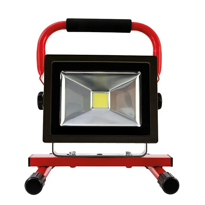 LED-Akkustrahler - 1.400 lm, Lichtfarbe: Tageslichtweiß, IP44, 20 W - Bild einer tragbaren LED-Arbeitsleuchte mit rotem Rahmen und schwarzem Griff. Die Lampe ist auf einem roten Ständer montiert.