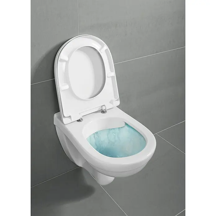 Villeroy & Boch Wand-WC-Set Targa StyleSpülrandlos, Ohne Spezialglasur, Spülform: Tief, WC Abgang: Waagerecht, Weiß - Nahaufnahme einer wandhängenden Toilette mit offenem Deckel und blauem Wasser.