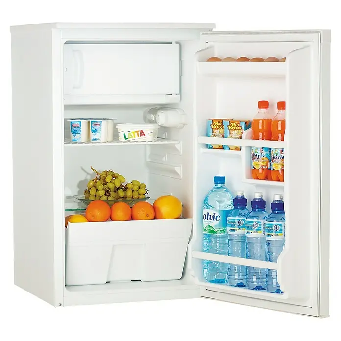 Respekta Minicocina Levin - Ancho: 100 cm, Blanco, Con placa de cocina Duo - Un refrigerador completamente lleno con una selección de bebidas, frutas y productos lácteos, todo ordenado dentro del espacio de enfriamiento.