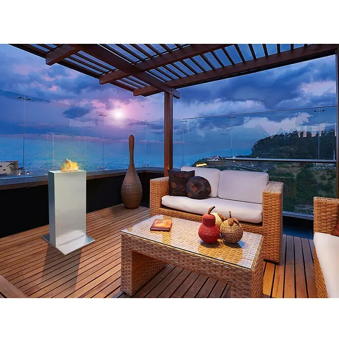 Purline Chimenea de bioetanol Clio - 12 x 45 x 137 cm, Cromo - Este espacio cuenta con chimenea, sofá de ratán, mesa de centro e impresionantes vistas.