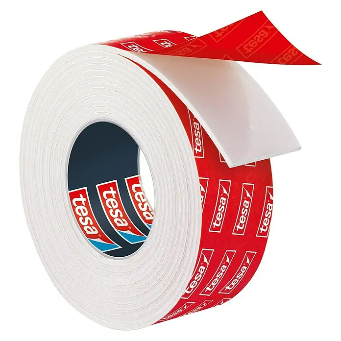 Tesa Montageband - Geeignet für: Fliesen, Belastbarkeit pro m: 100 kg, 1,5 m x 19 mm - Nahaufnahme einer Rolle Tesa-Doppelklebeband, das für starke und dauerhafte Verbindungen auf verschiedenen Oberflächen sorgt.