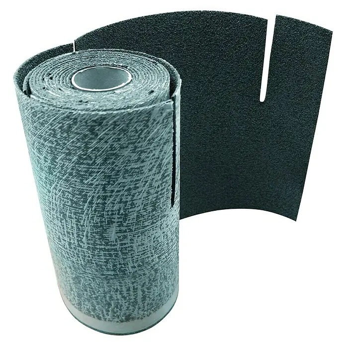 Bitumendachbahn KSK Plus - Schwarz, 5 x 0,33 m, Selbstklebend, Rechteckig - Eine Rolle Schleifpapier mit grober Körnung und ein bereits abgetrenntes Stück Schleifpapier.