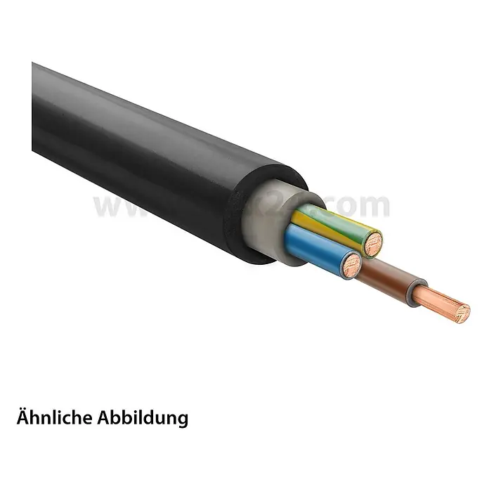HELU KABEL NYY-J re 0,6/1kV 3x2,5 mm² Erdkabel AD 12,5 mm Nennspannung Uo/U -  - Aufgeschnittenes schwarzes Elektrokabel mit grauer Innenisolierung, das drei farbige Kupferadern (blau, gelb-grün, braun) zeigt.