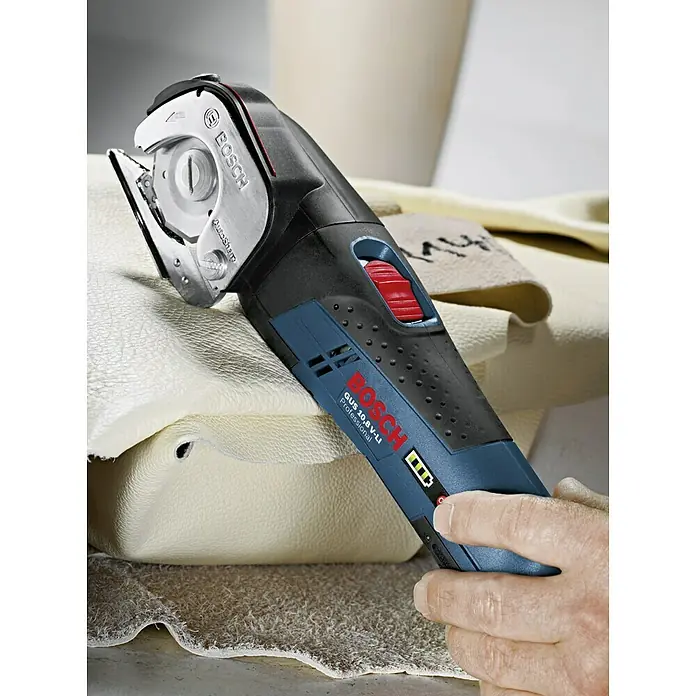 Bosch Professional Akku-Universalschere GUS 12V-300 - 12 V, Li-Ionen, Ohne Akku, Geeignet für: Materialien bis 11 mm Stärke - Nahaufnahme einer Akku-Universalschere Bosch GUS 10,8 V-LI Professional, die zum Schneiden von Leder verwendet wird.