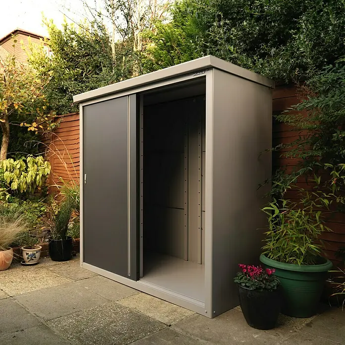 Trimetals Geräteschrank Guardian D63 - Außenbreite inkl. Dachüberstand: 176 cm, Außentiefe inkl. Dachüberstand: 89 cm, Stahl, Lichtgrau - Geräumiger Metall-Gartenschrank mit Schiebetür, ideal zur Aufbewahrung von Gartengeräten. Wetterfest und langlebig für den Außenbereich.