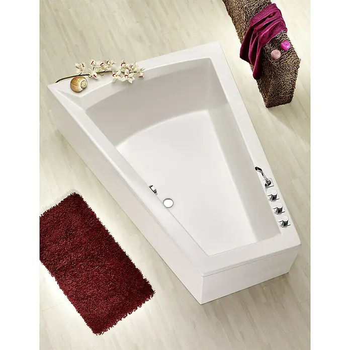 Ottofond Raumsparbadewanne Cebu 2 B - 175 x 135 cm, Sanitäracryl, Weiß, Links - Blick von oben auf eine moderne, rechteckige Badewanne mit Armaturen, geschmückt mit Orchideen und einer Muschel, neben einem roten Teppich.
