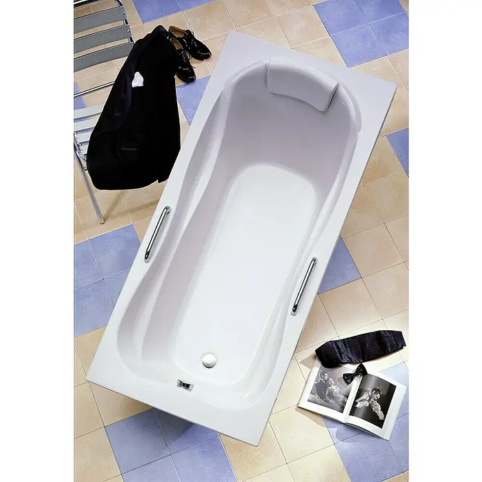 Ottofond Badewanne Domingo - 170 x 80 cm, Sanitäracryl, Weiß - Elegante Badewanne mit Kopfstütze und Haltegriffen, bereit für ein entspannendes Bad in einem stilvollen Badezimmer.