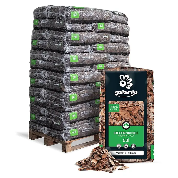 Rindenmulch Kiefer Mittel 60l x 39 Sack 2340l Palette -  - Gestapelte Säcke Galarnio Kiefernrinde auf einer Palette, mit offenem Sack und losem Rindenmulch.