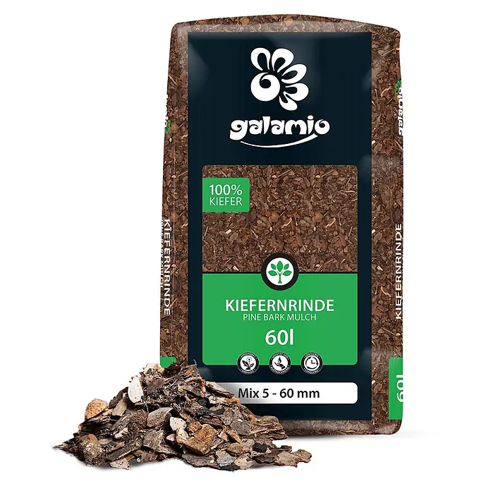 Rindenmulch Kiefer Mix 60l -  - Beutel mit Kiefernrinde Mulch, 100% Kiefer, Mix 5-60 mm. Ein Teil des Mulchs liegt davor.
