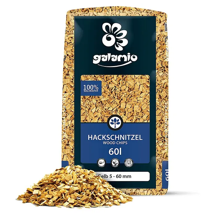 Hackschnitzel Holzdekor Gelb 5-60 mm 60l -  - Galamio Sack mit gelben Kiefernhackschnitzeln (60L, 5-60mm), mit einem Haufen Späne davor.