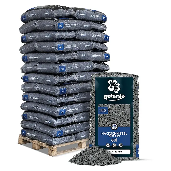 Hackschnitzel Holzdekor Grau 5-60 mm 60l x 39 Sack 2340l Palette -  - Gestapelte graue Hackschnitzel-Säcke auf einer Palette, mit einem stehenden Sack und einem Haufen loser Späne.