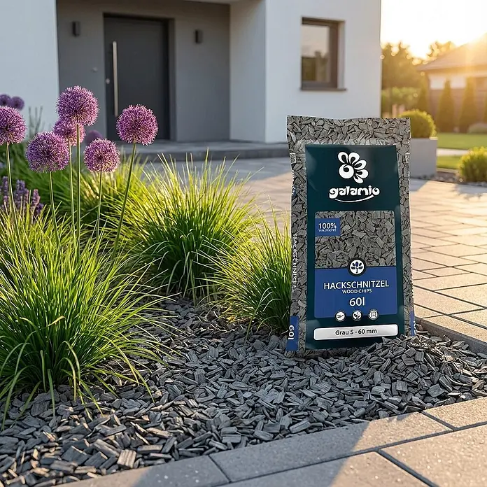 Hackschnitzel Holzdekor Grau 5-60 mm 60l -  - Sack galamio grauer Holzspäne (5-60mm) als Gartengrundbedeckung, die die Landschaftsgestaltung eines modernen Hauses verschönert.