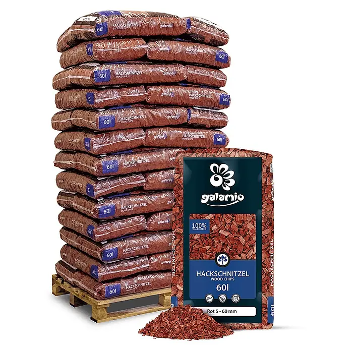Hackschnitzel Holzdekor Rot 5-60 mm 60l x 39 Sack 2340l Palette -  - Gestapelte Säcke mit rötlichen Hackschnitzeln auf einer Palette, davor ein aufrechter Sack und ein Haufen Hackschnitzel.