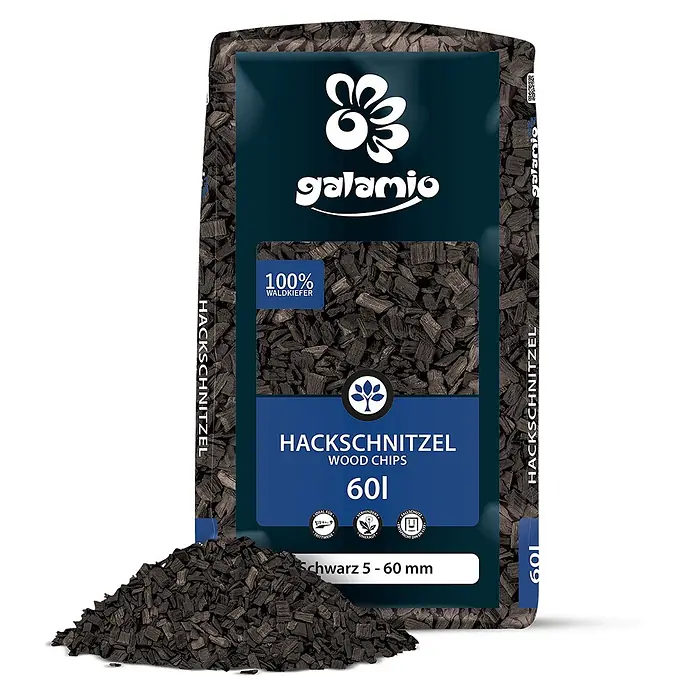 Hackschnitzel Holzdekor Schwarz 5-60 mm 60l -  - Galamio Sack schwarzer Waldkiefer-Hackschnitzel (5-60mm) mit einem Haufen daneben. Ideal für Garten und Wege.