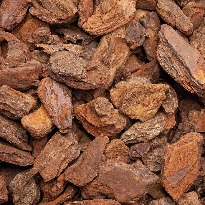 Rindenmulch Pinie Grob 25-40 mm 60l x 12 Sack 720l 12er Palette -  - Haufen unregelmäßig geformter, rotbrauner Rindenmulch-Stücke für Garten und Landschaftsbau.