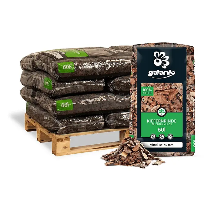 Rindenmulch Kiefer Mittel 60l x 12 Sack 720l 12er Palette -  - galarnio Kiefernrinde Mulch in gestapelten Säcken auf Holzpalette, mit einem aufrechten Sack und losem Mulch.