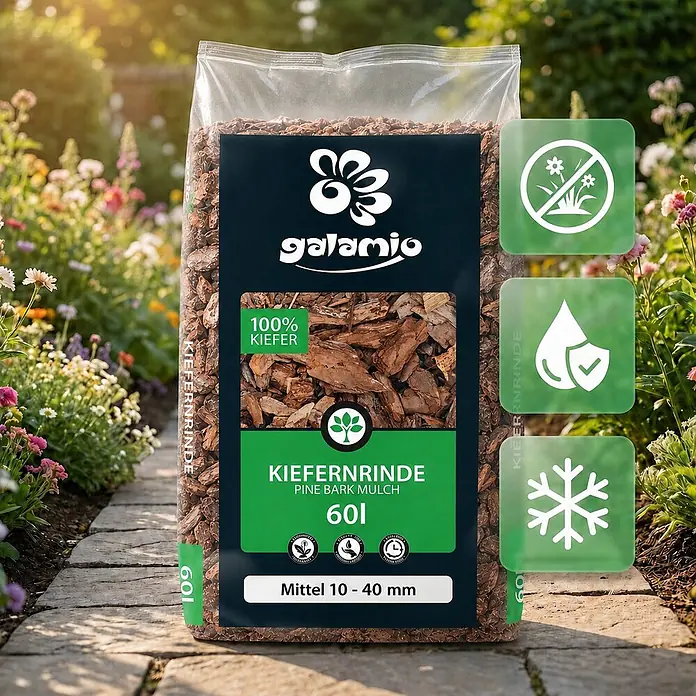 Rindenmulch Kiefer Mittel 60l -  - Sack Galanio Kiefernrinde-Mulch auf einem Gartenweg mit blühenden Blumen.