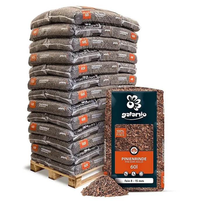 Rindenmulch Pinie Fein 8-15 mm 60l x 39 Sack 2340l Palette -  - Gestapelte Säcke dunkler Pinienrinde auf einer Palette, dazu ein aufrechter Sack und ein kleiner Haufen Mulch.