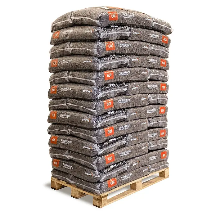 Rindenmulch Pinie Fein 8-15 mm 60l x 39 Sack 2340l Palette -  - Gestapelte Säcke mit dunklem Pinienrindenmulch in durchsichtiger Folie, auf einer Holzpalette.