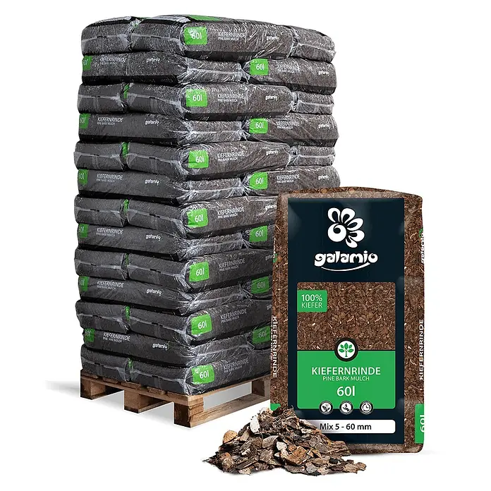 Rindenmulch Kiefer Mix 60l x 39 Sack 2340l Palette -  - Gestapelte Palette dunkler Kiefernrindenmulch-Säcke, mit einem Sack und losem Mulch, der die Textur zeigt.
