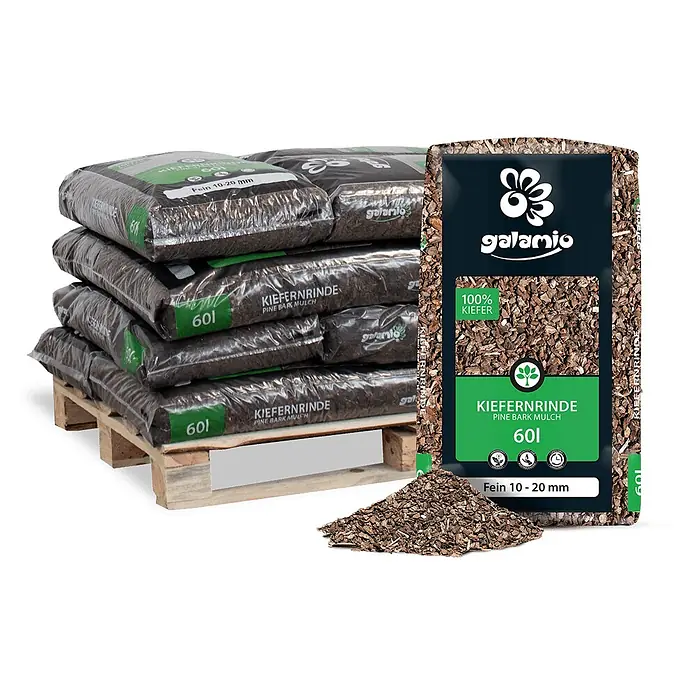 Rindenmulch Kiefer Fein 60l x 12 Sack 720l 12er Palette -  - Palette mit abgepacktem braunem Pinienmulch. Eine Tüte und ein Haufen Mulch sind im Vordergrund.