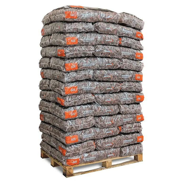 Rindenmulch Pinie Deko 40-60 mm 60l x 39 Sack 2340l Palette -  - Gestapelte transparente Säcke brauner Pinienrinde auf einer Holzpalette.