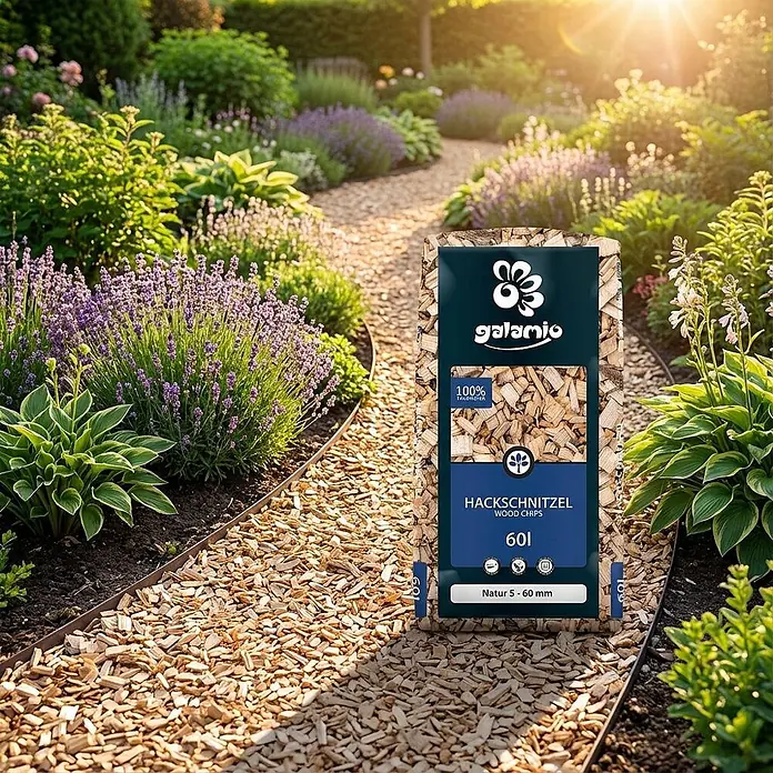 Hackschnitzel Holzdekor Natur 5-60 mm 60l x 12 Sack 720l 12er Palette -  - 60L Sack Galamio Natur-Hackschnitzel (5-60mm) auf einem Gartenweg mit Lavendel und Funkien.