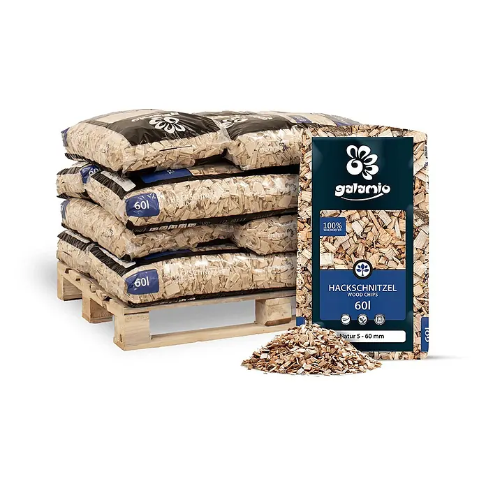 Hackschnitzel Holzdekor Natur 5-60 mm 60l x 12 Sack 720l 12er Palette -  - Holzhackschnitzel in Säcken auf einer Holzpalette, daneben eine Produktpackung und lose Späne.