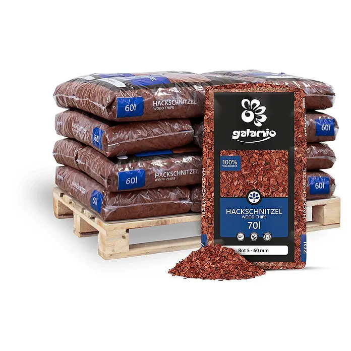 Hackschnitzel Holzdekor Rot 5-60 mm 60l x 12 Sack 720l 12er Palette -  - Gestapelte Säcke Hackschnitzel auf Palette, ein offener Sack mit Holzspänen davor.