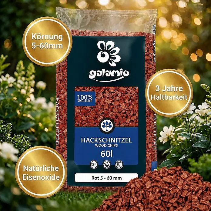 Hackschnitzel Holzdekor Rot 5-60 mm 60l -  - Rote Waldkiefernhackschnitzel (5-60mm) im Beutel, teilweise im Garten ausgebreitet. 3 Jahre Haltbarkeit, natürliche Eisenoxide.
